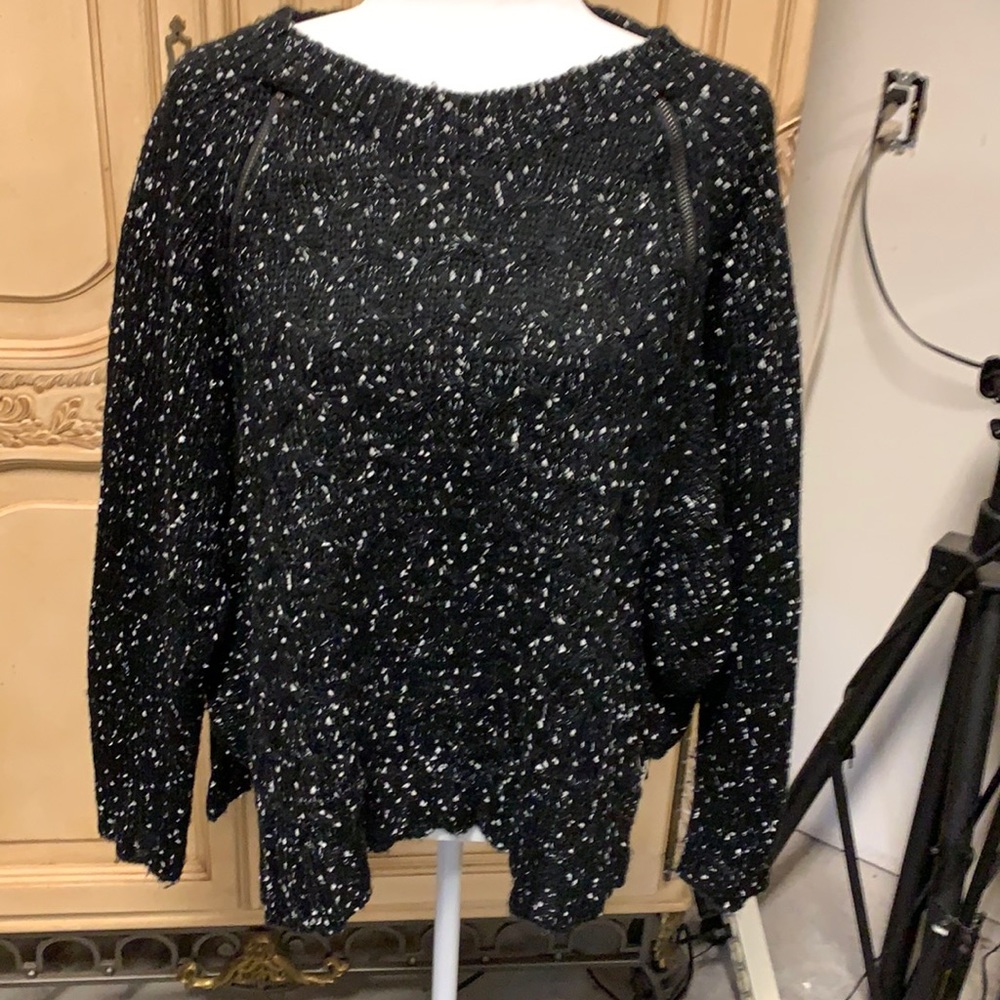 Hem&Thread Sm/Med Black $ white sweater